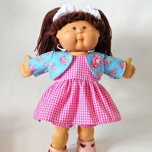 Ropa para muñecas Cabbage Patch de 16 a 18 pulgadas: chaqueta, vestido, bombachos y coleteros para el cabello.