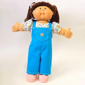 Poppenkleertjes Cabbage Patch: set blauwe overalls en bloemenshirt (16-18 inch)