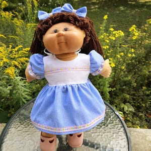 Muñeca Cabbage Patch de 16 a 18 pulgadas con vestido clásico de cuadros vichy, bragas y lazos para el cabello.