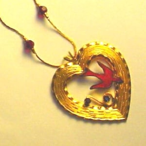 Siamrode Swarovski-kralen aan vergulde messing ketting met lief vintage hartje en vogelhanger - SALE *