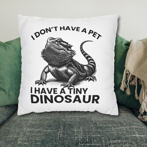 Almohada o funda de almohada de dragón barbudo - No tengo mascota, tengo un pequeño dinosaurio - Decoración del hogar para amantes de los dragones barbudos. Funda de almohada o almohada para sofá.