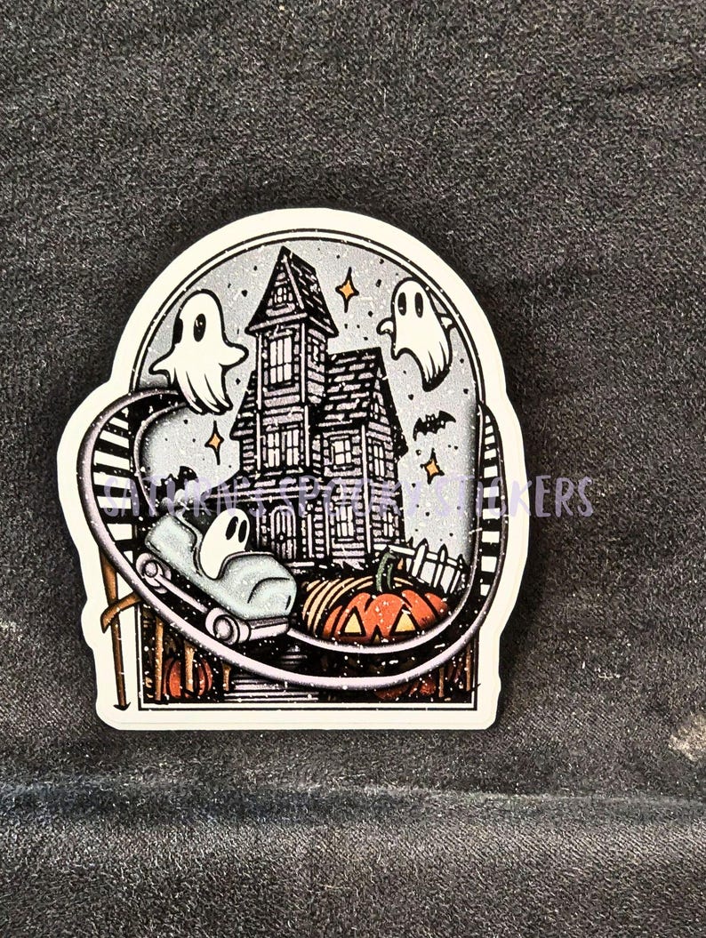 K&ouml;nnte beinhalten: Ein Halloween-Sticker mit einem Spukhaus, Geistern, einem K&uuml;rbis und einem Achterbahnwagen mit einem Geisterpassagier. Der Aufkleber hat ein Schwarz-Wei&szlig;-Farbschema mit orangefarbenen und grauen Akzenten, und der Text "Happy Halloween" ist sichtbar.
