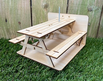 Comedero SVG para mesa de picnic con forma de ardilla: archivo cortado con láser para crear tu propio comedero para animales salvajes. Descarga una divertida mesa para ardillas para Glowforge, xTool y Cricut.