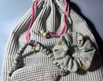 Pack navideño "Dulces sueños". Saquito guarda pijama, antifaz y coletero de muselina y woofle.