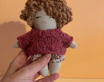Camila, pequeña muñeca de tela