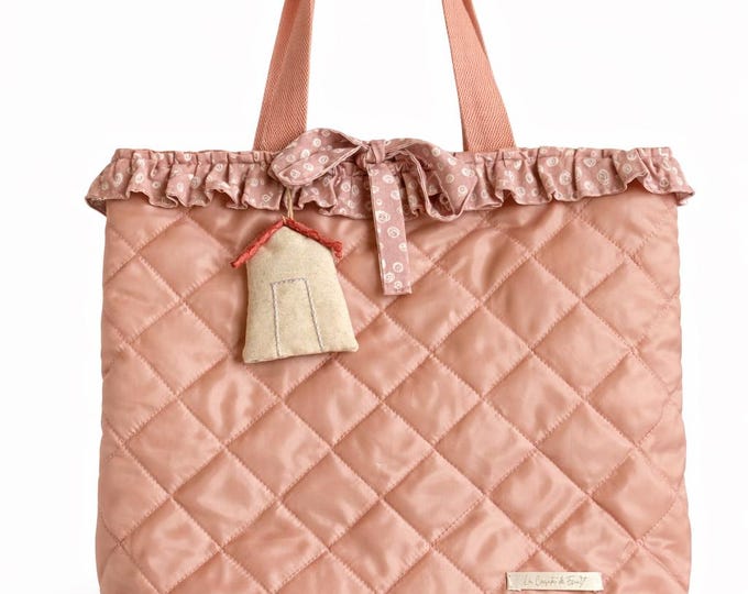 Featured listing image: Bolso tote acolchado color maquillaje con volantito y lazada/ Bolso grande hecho a mano/ Bolso elegante y ligero/ La casita de Eva