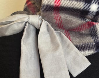 Cuello de coralina con cuadros clásicos y lazada lateral en algodón color gris. Complemento elegante de invierno.