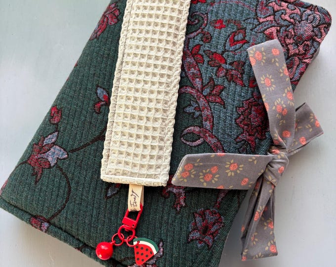 Featured listing image: Funda de libro acolchada, marca páginas, christmas book sleeve pack, bookmark, hecho a mano, handmade, funda para agenda.