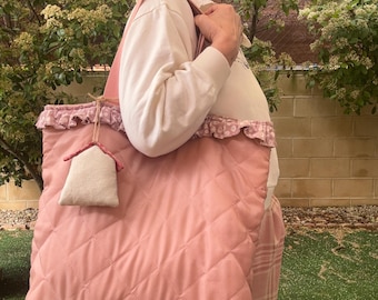 Bolso tote acolchado color maquillaje con volantito y lazada/ Bolso grande hecho a mano/ Bolso elegante y ligero/ La casita de Eva