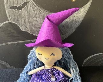 Muñeca brujita Selene/Hecha a mano/Decoración Halloween/Muñeca de tela artesanal/Regalo único/Pelo azul