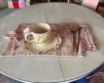 MANTEL INDIVIDUAL. Diseño coqueto y delicado.