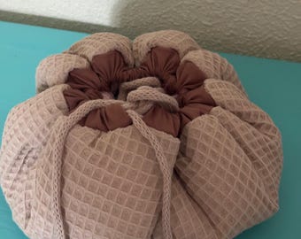 Neceser circular, hecho a mano, organización, handmade, neceser de tela, regalo original, joyero de tela, organizador para maquillaje