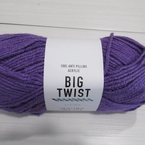 Puede incluir: Un ovillo de hilo morado etiquetado "BIG TWIST" 100% acrílico anti-apelmazamiento.