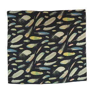 Bufanda de seda artística con estampado de plumas en tonos pastel, accesorio de moda para múltiples usos.