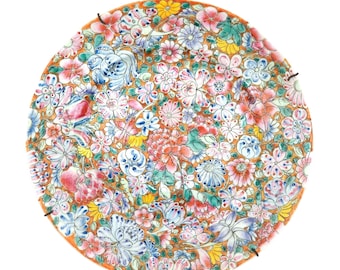 Plato decorativo de porcelana china Mille Fleur con soporte. Marca del reinado de Qianlong, dinastía Qing, circa 1940. Diseño de mil flores.