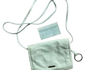 Bolsa transversal Claudio Fericci, modelo Y2K em couro, com porta-cartões.