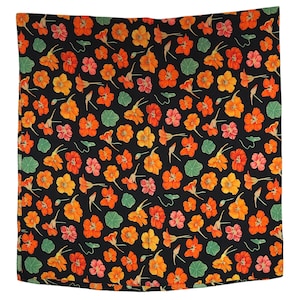 Bufanda de seda artística con estampado repetitivo de flores en tonos pastel, accesorio de moda para múltiples usos.