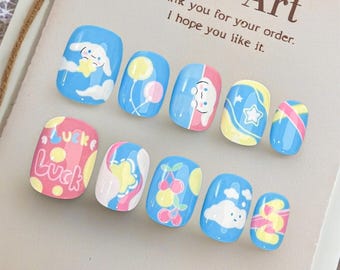 Uñas prensadas a mano/Arte de uñas pintado a mano/Uñas postizas personalizadas/Arte de uñas arcoíris y Cinnamoroll/Uñas ovaladas cortas y bonitas/Uñas de gel
