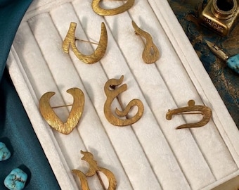 Arabic Letter Matte Gold Brooch Pin, 18K Gold-Plated Calligraphy Pin, Gift for Her — Shathaa