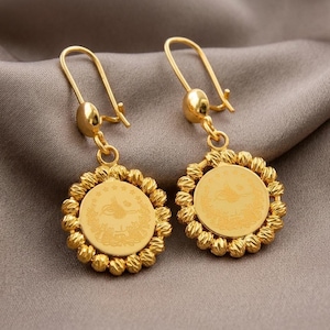 Puede incluir: Un juego de tres tazas de cerámica con acabado mate moteado. Las tazas son de color crema, gris claro y gris oscuro. Cada taza tiene un diseño simple y minimalista.