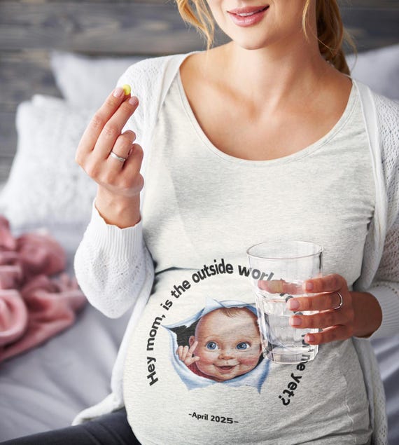 Bonita camiseta de maternidad con bebé asomándose: divertida