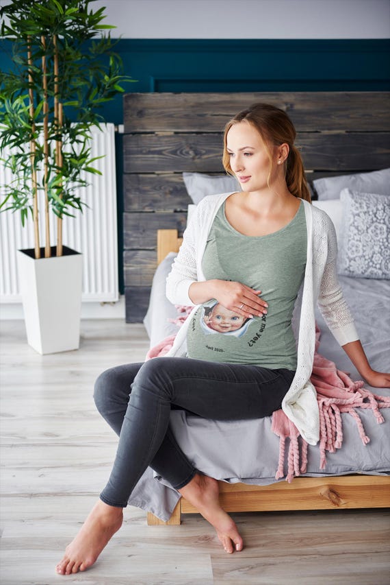 Bonita camiseta de maternidad con bebé asomándose: divertida