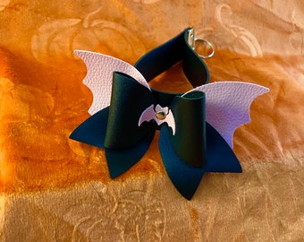 Fledermaus Schleife aus Kunstleder: Pastel Goth Schlüsselanhänger
