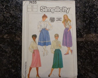 Vintage Simplicity 7435 misses' skirt pattern. Size 12. Factory fold.