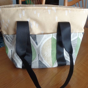 Bolso/bolso con cremallera, acolchado, con bolsillos exteriores, forro y correas de cincha negras.