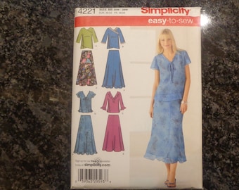 Simplicity 4221 women's skirt, pullover and top pattern. Sizes 20W-28W. Factory fold.