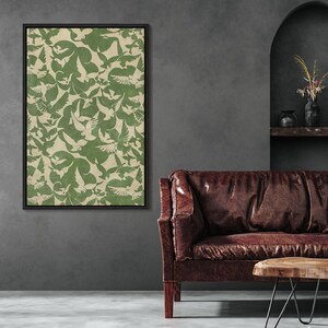 Puede incluir: Una obra de arte enmarcada con un patr&oacute;n repetido de palomas verdes sobre un fondo beige. La obra de arte rectangular est&aacute; enmarcada en negro. Las palomas se representan en varias poses, creando movimiento y profundidad. La obra se exhibe en una pared gris.