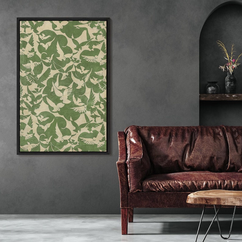 Puede incluir: Una obra de arte enmarcada con un patr&oacute;n repetido de palomas verdes sobre un fondo beige. La obra de arte rectangular est&aacute; enmarcada en negro. Las palomas se representan en varias poses, creando movimiento y profundidad. La obra se exhibe en una pared gris.