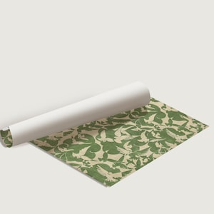 Puede incluir: Una impresi&oacute;n en lienzo enrollada, de color blanco roto, con un patr&oacute;n de p&aacute;jaros verdes y beige. El patr&oacute;n presenta p&aacute;jaros y follaje estilizados. La impresi&oacute;n est&aacute; parcialmente desenrollada, revelando el dise&ntilde;o detallado. El fondo es de color liso y neutro.
