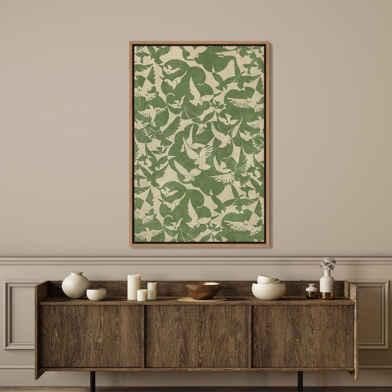 Puede incluir: Una obra de arte enmarcada con un patr&oacute;n repetido de palomas blancas sobre un fondo verde y beige. La obra de arte rectangular est&aacute; enmarcada en madera de color marr&oacute;n claro. El dise&ntilde;o tiene un ambiente vintage, ideal para la decoraci&oacute;n de interiores.