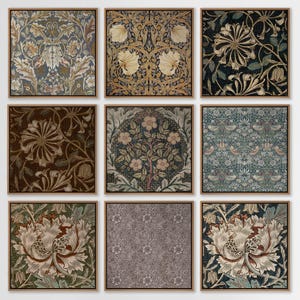 Puede incluir: Nueve impresiones enmarcadas de patrones florales vintage. Los patrones presentan varios colores, incluyendo azul, verde, marr&oacute;n y amarillo. Las impresiones son todas en formato cuadrado y tienen un marco de madera simple.