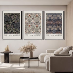 Puede incluir: Tres impresiones enmarcadas con un patr&oacute;n floral y el texto "William Morris" en la parte inferior. Las impresiones est&aacute;n colgadas en una pared blanca sobre un sof&aacute; blanco.