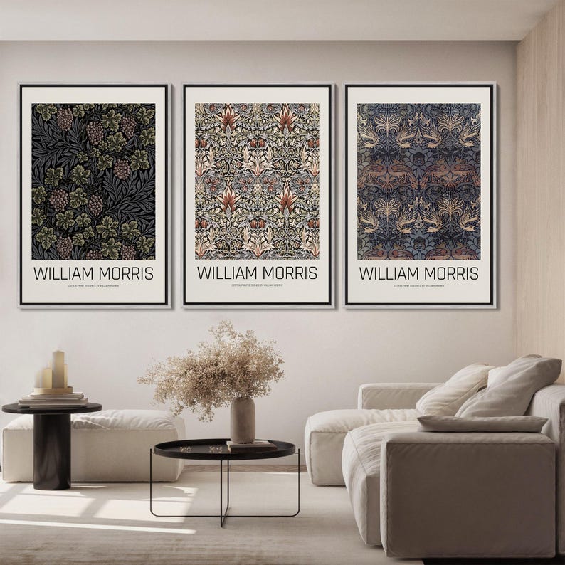 Puede incluir: Tres impresiones enmarcadas con un patr&oacute;n floral y el texto "William Morris" en la parte inferior. Las impresiones est&aacute;n colgadas en una pared blanca sobre un sof&aacute; blanco.