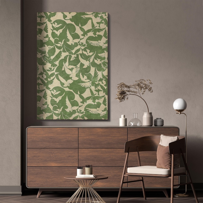 Puede incluir: Una gran obra de arte mural con un patr&oacute;n repetido de p&aacute;jaros y hojas verdes sobre un fondo beige. La obra de arte se exhibe sobre una c&oacute;moda de madera en una habitaci&oacute;n con paredes y decoraci&oacute;n de tonos neutros.
