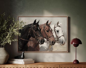 以下が含まれることがあります： 黒、茶色、白の3頭の馬が描かれた額入りのアートワーク。各馬は手綱を着用しています。絵画はニュートラルな背景を持ち、木製のキャビネットの上に展示されています。バーガンディのランプと花瓶も表示されています。