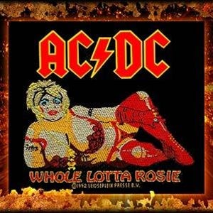 Può includere: Una toppa in bianco e nero con il nome della band "AC/DC" in lettere rosse e gialle. La toppa presenta una donna con un abito rosso e giallo sdraiata di lato con il testo "Whole Lotta Rosie" sotto. Il testo "1992 LEIDSEPLUIM PRESSE B.V." è nell'angolo in basso a destra.