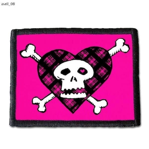Könnte beinhalten: Ein rechteckiger Aufnäher mit einem pinkfarbenen Hintergrund und einem schwarzen Rand. Der Aufnäher zeigt einen weißen Totenkopf mit einem rosa Herz in einem Auge, gekreuzt von zwei weißen Knochen, alles in einem schwarz-rosa karierten Herz.
