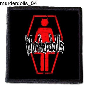 Puede incluir: Parche negro con un gráfico rojo y blanco de una figura femenina con cuernos dentro de una forma de ataúd hexagonal. El texto "Murderdolls" está escrito en blanco sobre la figura.