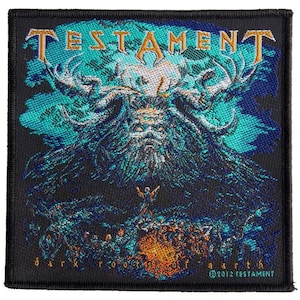 Könnte beinhalten: Ein schwarzer gewebter Patch mit dem Bandnamen "TESTAMENT" in goldenen Buchstaben. Der Patch zeigt ein dunkelblaues und grünes Bild einer Kreatur mit Bart und Hörnern. Der Text "Dark Roots of Earth" befindet sich am unteren Rand des Patches mit dem Copyright-Symbol und "2012 TESTAMENT".