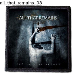 Könnte beinhalten: Ein schwarz-weißes Patch mit dem Bandnamen "ALL THAT REMAINS" und dem Albumtitel "THE FALL OF IDEALS" in weißer Schrift. Das Bild zeigt eine Person mit dem Rücken zum Betrachter, die eine Wand hinaufgreift.