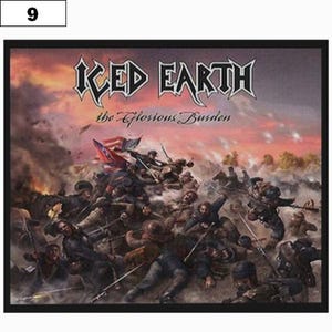 Puede incluir: Una portada de álbum enmarcada en negro con un fondo de puesta de sol rojo, naranja y amarillo. El nombre de la banda "ICED EARTH" está en letras blancas grandes. El título del álbum "The Glorious Burden" está en letras blancas más pequeñas debajo del nombre de la banda. El arte de la portada presenta una escena caótica de soldados luchando en una batalla.