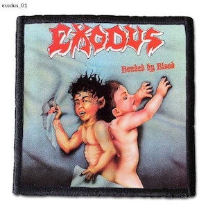 Pode incluir: Um remendo preto e branco com o nome da banda "Exodus" em letras vermelhas e o título do álbum "Bonded by Blood" em letras brancas. A imagem mostra dois bebês, um com cabelo escuro e o outro com cabelo claro, deitados em um cobertor azul e branco.