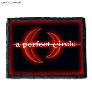 Puede incluir: Parche negro con borde rojo que presenta un logotipo estilizado rojo y naranja de dos lunas crecientes con el texto "a perfect circle" en blanco.