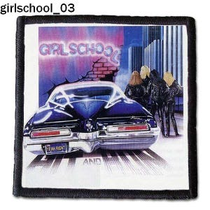 Puede incluir: Un coche vintage negro y plateado con el texto "Yeah Right" en la matrícula. El coche está aparcado delante de un edificio con el texto "Girl School" en letras de neón rosa. Tres mujeres con chaquetas de cuero negro están de pie detrás del coche.