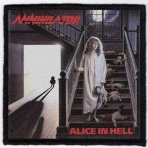 Op de afbeelding: Een zwart-wit albumhoes met een meisje in een witte nachtjapon dat op een trap staat. De albumtitel "Alice in Hell" is onderaan in het rood gedrukt.