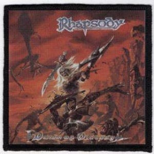 Könnte beinhalten: Ein roter und schwarzer gestickter Patch mit einem Bandlogo für Rhapsody of Fire, eine Power-Metal-Band. Das Logo ist in weißer Schrift und das Bild zeigt einen Krieger, der gegen Dämonen kämpft.
